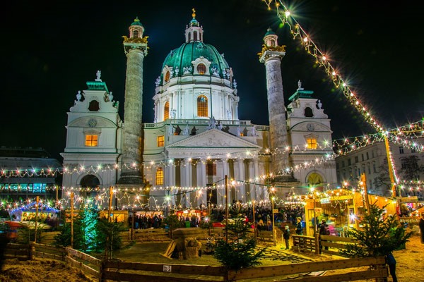 Vienna có lẽ là điểm đến đẹp nhất châu Âu và đây là một thành phố kỳ diệu để đón Giáng sinh cùng gia đình hoặc với người thân. Vienna có chợ Giáng sinh tốt nhất ở Áo và là một trong những chợ Giáng sinh tốt nhất ở châu Âu. Từ giữa tháng 11 đến Giáng sinh, những quảng trường đẹp nhất của Vienna biến thành những khu chợ Giáng sinh đầy mê hoặc. Hương thơm quyến rũ của bánh Giáng sinh và rượu vang nghiền làm cho một bầu không khí thực sự kỳ diệu.