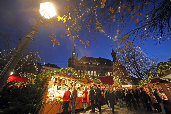 Hàng năm trước Giáng sinh, các quảng trường và đường phố xung quanh Nhà thờ và Tòa thị chính Aachen được biến thành một thiên đường của ánh sáng, màu sắc, âm thanh lễ hội và hương thơm quyến rũ.