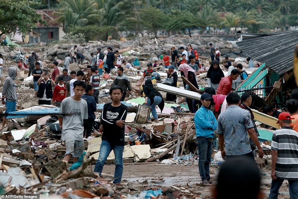 Trận sóng bất ngờ đổ ập vào Indonesia do ảnh hưởng của núi lửa Krakatoa phun trào khi người dân không hề được cảnh báo trước đó, đã khiến cho ít nhất 222 người đã thiệt mạng và 843 người bị thương. 