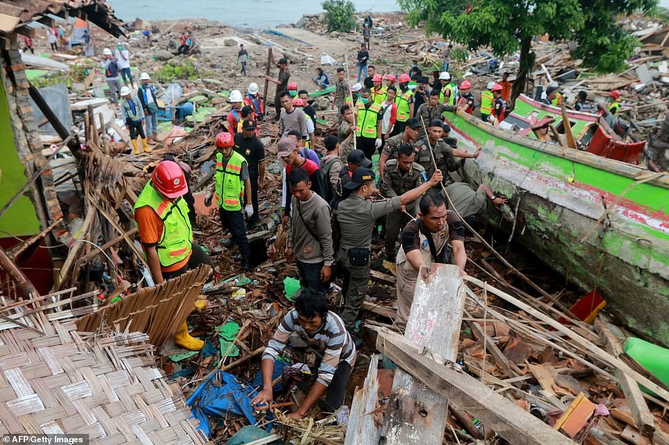Cơ quan quản lý thảm họa của Indonesia cho biết có 556 ngôi nhà, 9 khách sạn, 60 quầy hàng ẩm thực và 350 chiếc thuyền đã bị hư hại sau khi cơn sóng thần khủng khiếp càn quét qua.