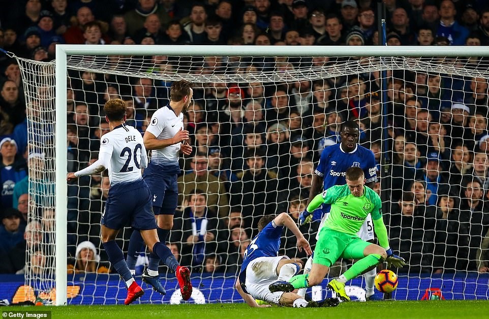 Bàn nâng tỷ số lên 2-1 của Dele Alli. Ảnh: Getty Images.