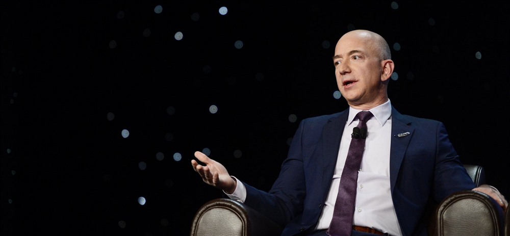 Người có tài sản tăng nhiều nhất trong năm 2018 là Jeff Bezos. Dù có thời điểm tài sản ròng lao dốc nhưng theo thống kê của Forbes,  Bezos đã kiếm thêm 27,9 tỉ USD trong năm 2018, và hiện có 126,2 tỉ USD.