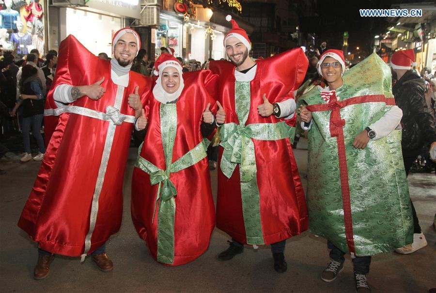 Một trong những cây thông Giáng sinh cao nhất của đất nước đã được khánh thành tại thủ đô Damascus. Một đám đông người, nhiều người mặc trang phục Giáng sinh, tụ tập để ăn mừng, nhảy múa và ca hát.
