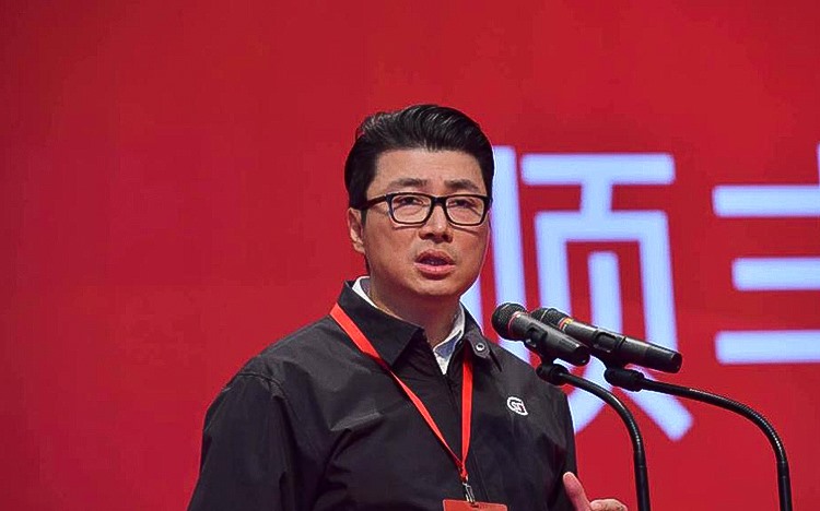 Wang Wei - chủ tịch của công ty dịch vụ chuyển phát nhanh SF Express (công ty dịch vụ giao hàng được mệnh danh là “FedEx Trung Quốc“) đã có một năm kinh doanh thất bát. Cổ phiếu của công ty đã giảm hơn 30% trong 12 tháng qua khiến tài sản của Chủ tịch Wang Wei - người sở hữu hơn 60% cổ phần - mất 6,7 tỉ USD. Hiện tổng tài sản  Wang Wei đang nắm giữ là 13 tỉ USD.