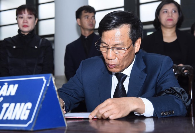 Bộ trưởng Bộ Văn hoá, ông Nguyễn Ngọc Thiện cũng tới tiễn đưa NSND Anh Tú. 