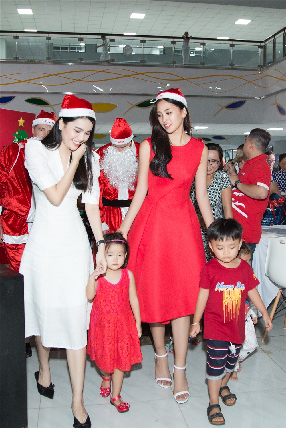 rước thềm Giáng Sinh, Hoa hậu Tiểu Vy và Á hậu Thúy An, Á hậu Diệu Thuỳ cùng tham gia hoạt động cộng đồng, vui chơi và tặng quà Giáng sinh cho các trẻ em tại Bệnh viện Nhi đồng và trẻ em có hoàn cảnh khó khăn tại thành phố Hồ Chí Minh.