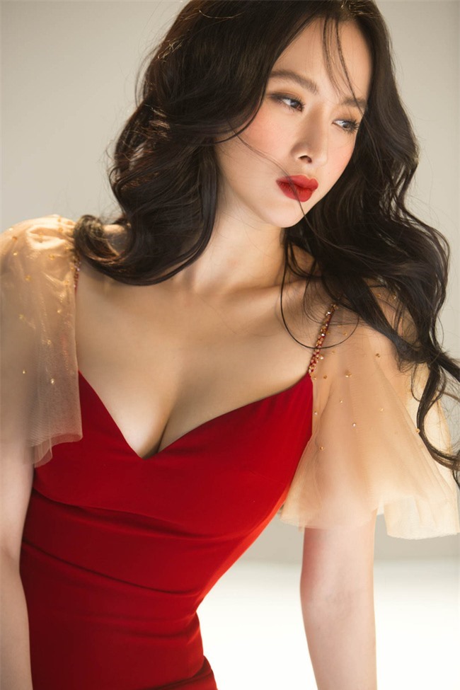 Năm 2018, Angela Phương Trinh bất ngờ tham gia dự án “Glee Việt Nam” với vai phản diện. Ở bộ phim này, cô nàng có khá nhiều cảnh quay nhạy cảm cùng Rocker Nguyễn và Hữu Vi.