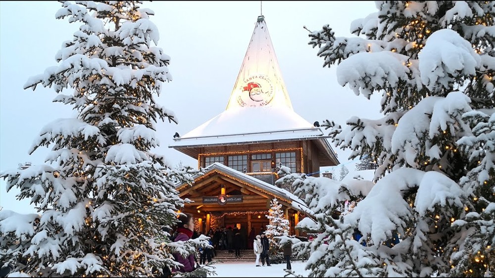 Đến thăm Làng của ông già Noel: Nằm cách trung tâm thành phố Rovaniemi khoảng 8 km về phía bắc, Santa Claus Village, hay Làng của ông già Noel mở cửa chào đón du khách mỗi ngày. 