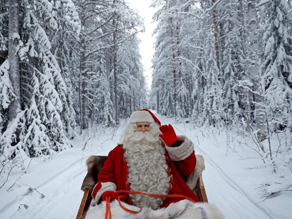 Cưỡi tuần lộc xuyên qua tuyết trắng là việc mà ông già Noel vẫn thường làm trên hành trình mang quà đến trẻ em. Đến thăm quê hương của ông già Noel, du khách cũng có thể trải nghiệm cảm giác này.