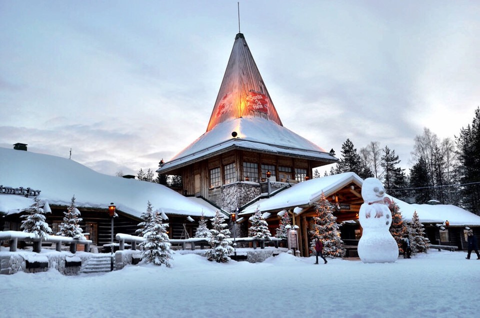 Santa Claus Village, là những gì bạn mong đợi, nơi ông già Noel sống! Được lấp đầy bởi tất cả mọi thứ Giáng sinh, đó là một trong những điều tốt nhất để làm ở Lapland, đặc biệt là trong những tháng mùa đông lễ hội.