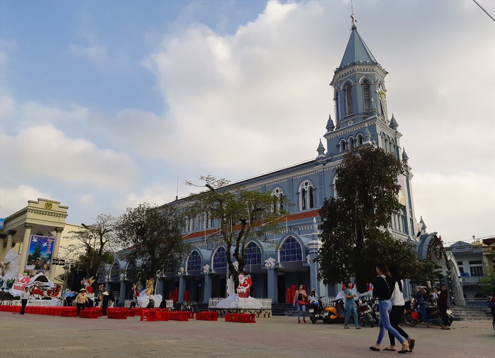 Vào đêm 24/12, lễ Giáng sinh tại các nhà thờ sẽ chính thức diễn ra để kỷ niệm thời khắc Chúa Giêsu ra đời, và Nhà thờ Chính toà Thanh Hoá là một trong những địa điểm đón Giáng sinh lý tưởng nhất tại thành phố Thanh Hoá.