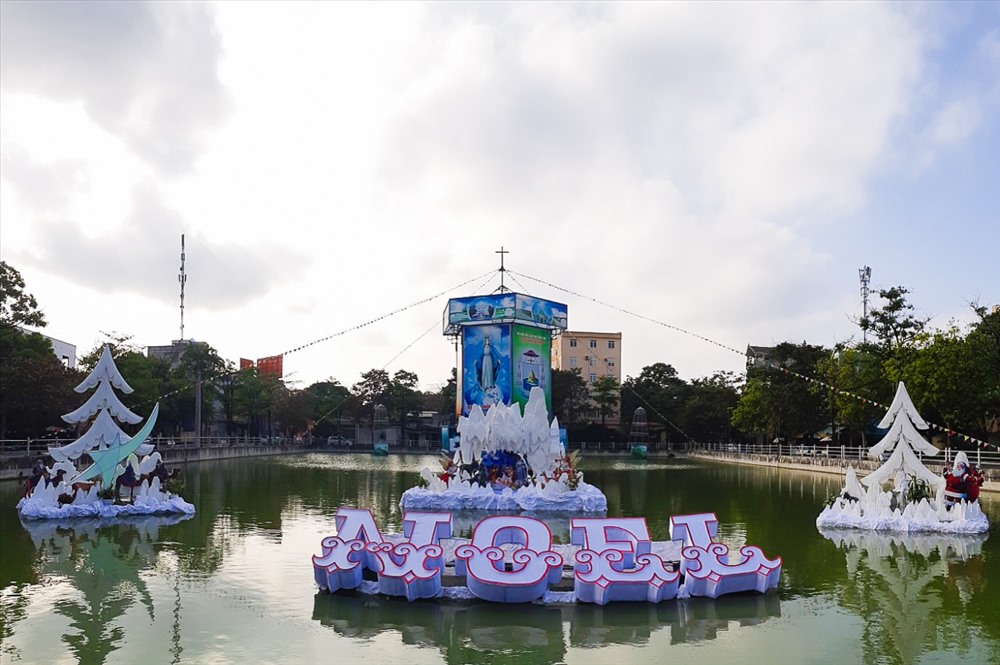 Chiếc đèn lồng mừng Giáng sinh được dựng lên giữa hồ nước tại TP. Thanh Hóa, đây được xem là chiếc đèn lồng lớn nhất cả nước.