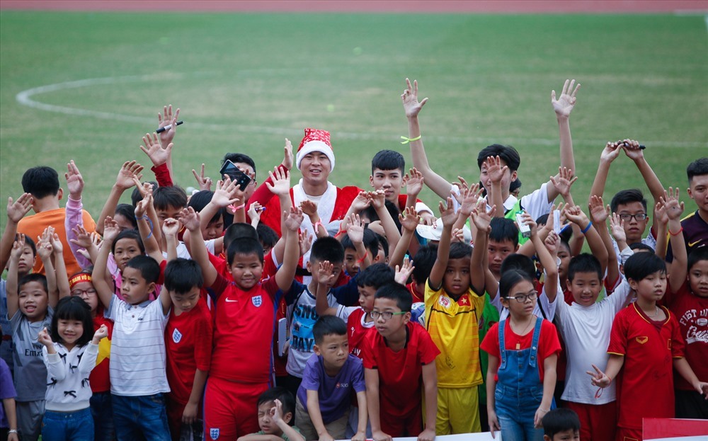 Duy Mạnh cùng các cầu thủ Đức Huy, Thành Chung đã hoá thân thành những ông già Noel tặng quà cho hàng trăm em nhỏ tại SVĐ Hàng Đẫy. Ảnh: Đăng Huỳnh.