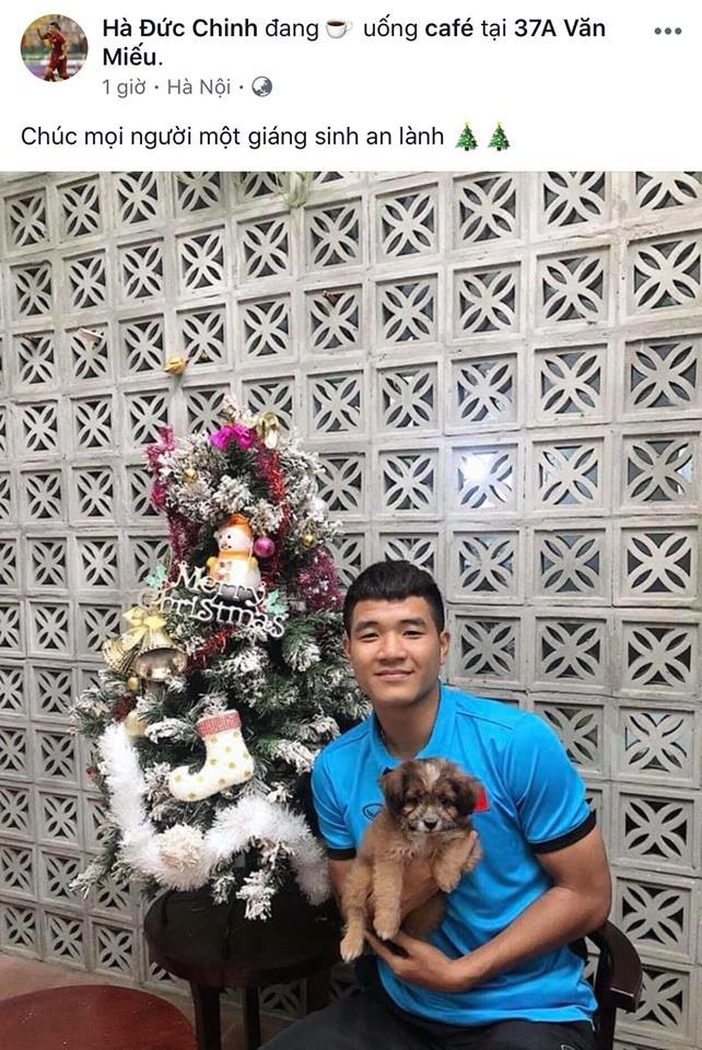 Cập nhật địa điểm tại một quán cafe tại Hà Nội, cầu thủ Hà Đức Chinh tranh thủ “sống ảo” cùng thú cưng bên cây thông Noel và không quên gửi lời “Chúc mọi người một Giáng sinh an lành“.