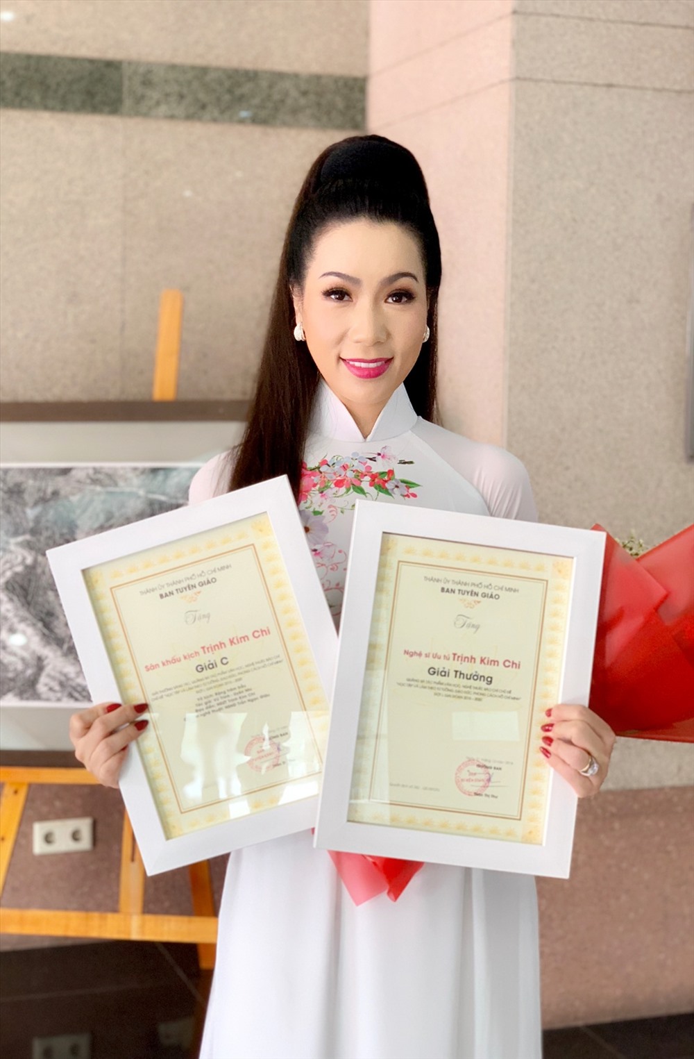 NSƯT Trịnh Kim Chi hạnh phúc khi nhận được cùng lúc hai giải thưởng lớn. Ảnh: NVCC. 