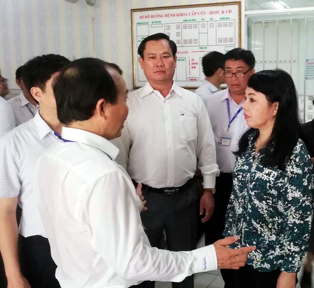Bộ trưởng Bộ y tế trò chuyện với y bác sĩ Trung tân Y tế thị xã Giá Rai