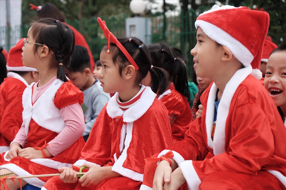 Học sinh được “hóa thân” thành những “ông già Noel“, hào hứng tham gia các hoạt động của trường. 