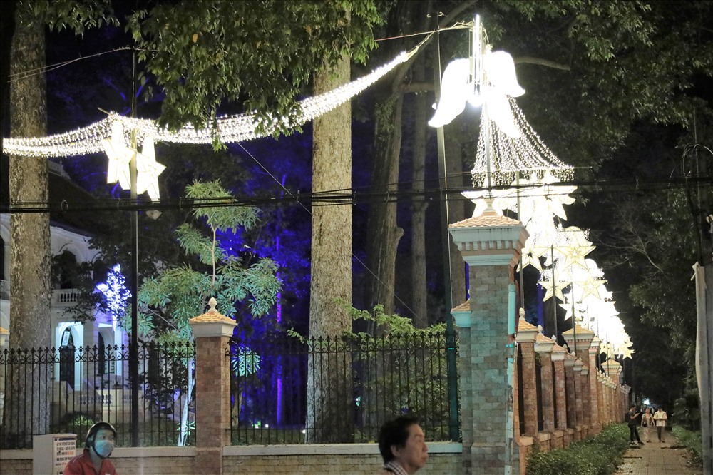 Trên đường Nguyễn Đình Chiểu, Nhà thờ Chánh tòa được trang trí với dàn đèn màu rực rỡ. Ảnh: Trường Sơn 