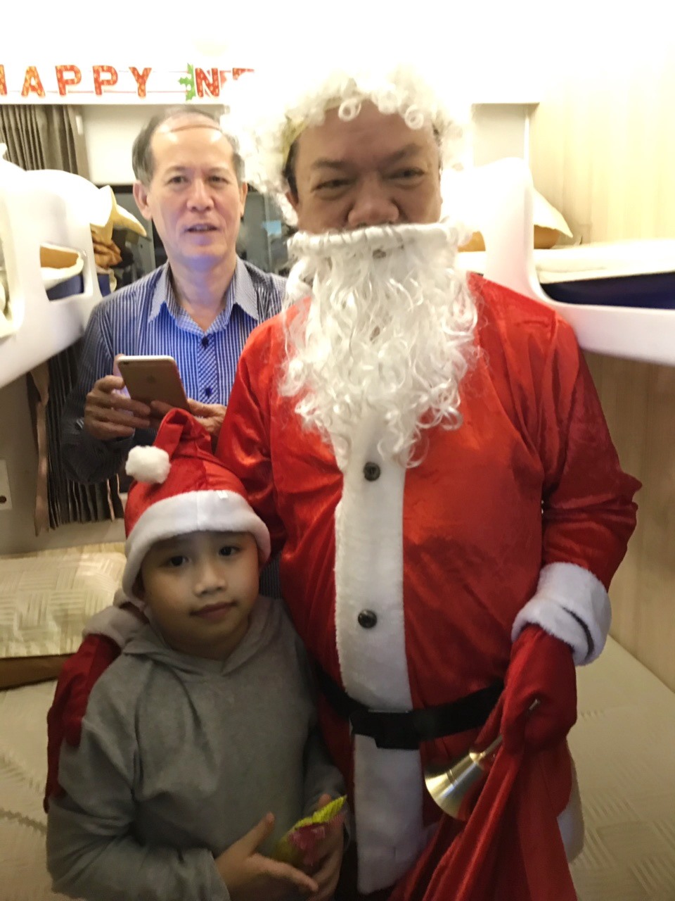 Hành khách bất ngờ khi được ông già Noel tặng quà ngay trên tàu.