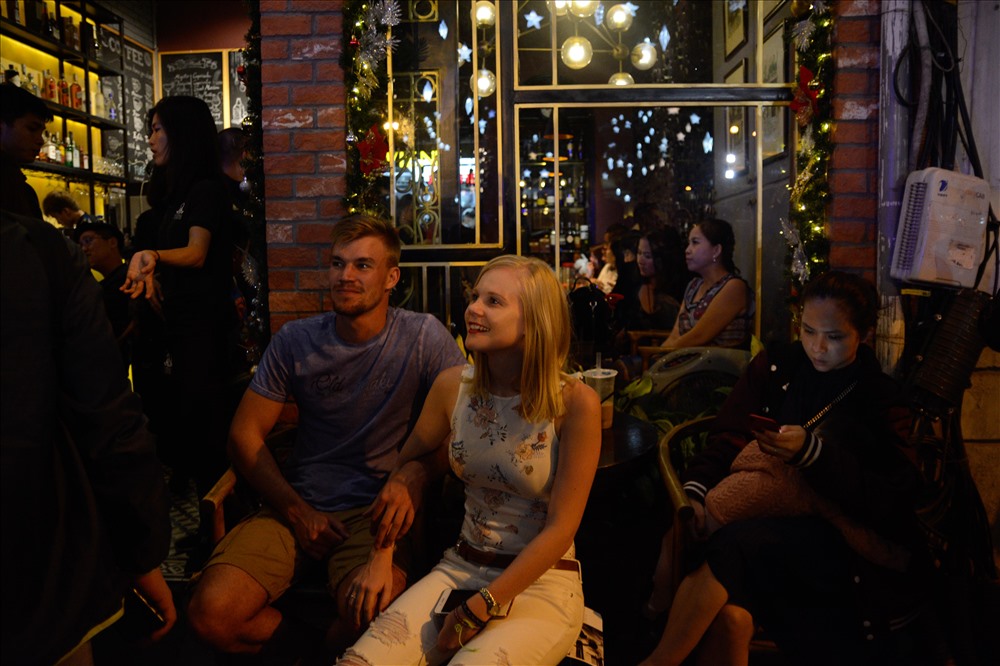 Cũng như nhiều người dân Hà Nội, rất nhiều vị khách ngoại quốc háo hức xuống phố tận hưởng không khí đêm Noel.