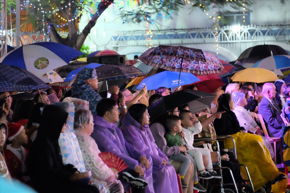 rời Đà Nẵng bất ngờ đổ mưa khiến nhiều người đội mưa dự Thánh lễ.