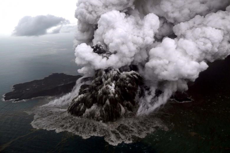 Tính đến tối 24.12, thảm họa sóng thần đêm 22.12 khiến ít nhất 373 người được xác nhận đã thiệt mạng, hơn 1.400 người bị thương tại các khu vực ven biển trên hai đảo Java và Sumatra, quanh eo biển Sunda. Giới chức Indonesia cho rằng hiện tượng thủy triều dâng bất thường vì trăng tròn cộng với lở đất dưới biển do núi lửa Anak Krakatoa phun trào đã gây ra đợt sóng thần ở eo biển Sunda. Anak Krakatoa là một núi lửa nhỏ hình thành cách đây gần một thế kỷ, sau đợt phun trào kinh hoàng của núi lửa “mẹ” Krakatoa vào năm 1883.