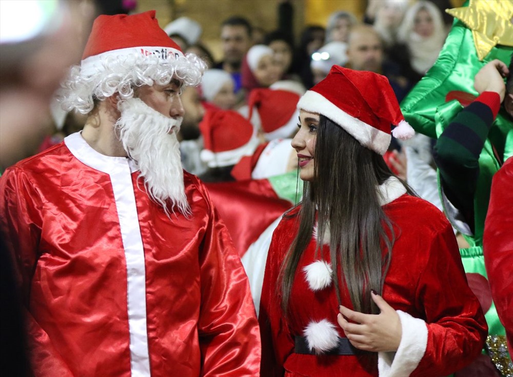 Mọi người tham dự lễ hội Giáng sinh tại quảng trường al-Abassyeen ở Damascus, Syria, nơi một cây cao 30m đã được dựng lên.