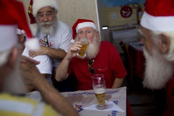Những ông già Noel đang tận hưởng một cuộc hội ngộ ở Rio De Janeiro.