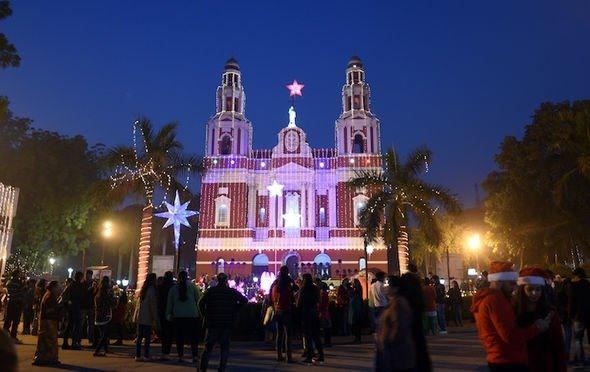 Hàng ngàn người hành hương đến nhà thờ Holy Heart ở New Delhi trong lễ Giáng sinh.