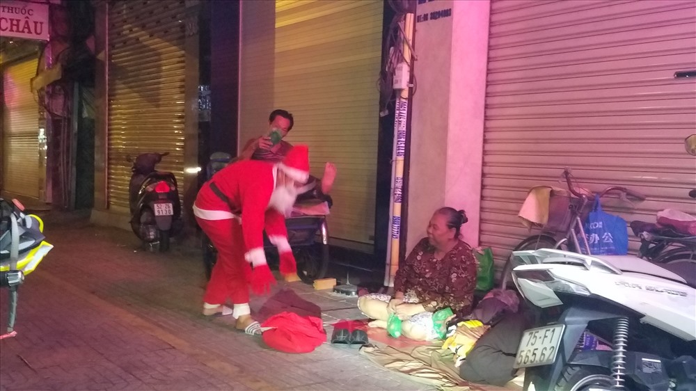 Ông già Noel tặng quà và không quên hỏi thăm, động viên người lao động nghèo vô gia cư.