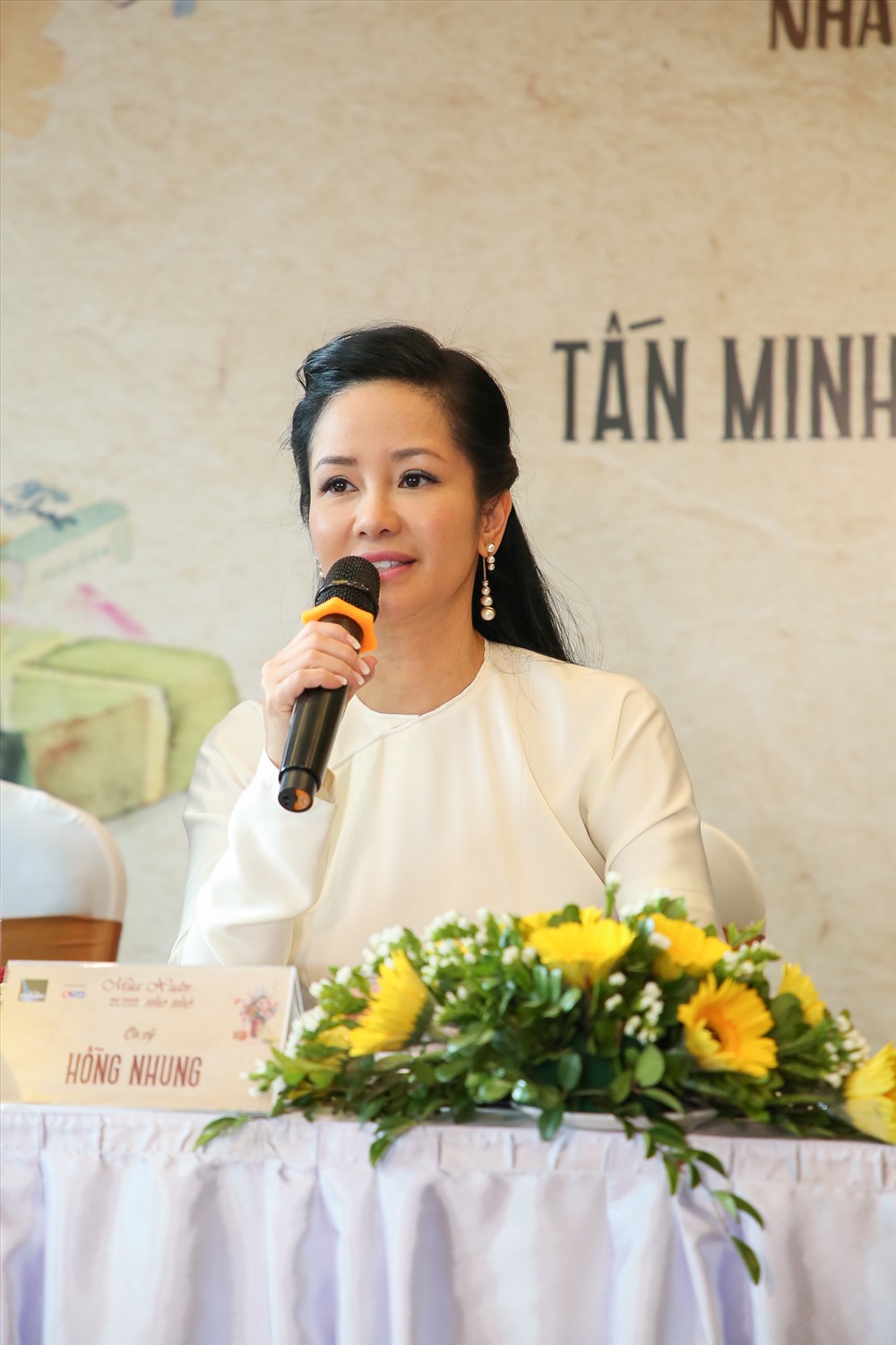Diva Hồng Nhung rơi nước mắt khi nói về những biến động trong cuộc sống riêng. Ảnh: NVCC. 