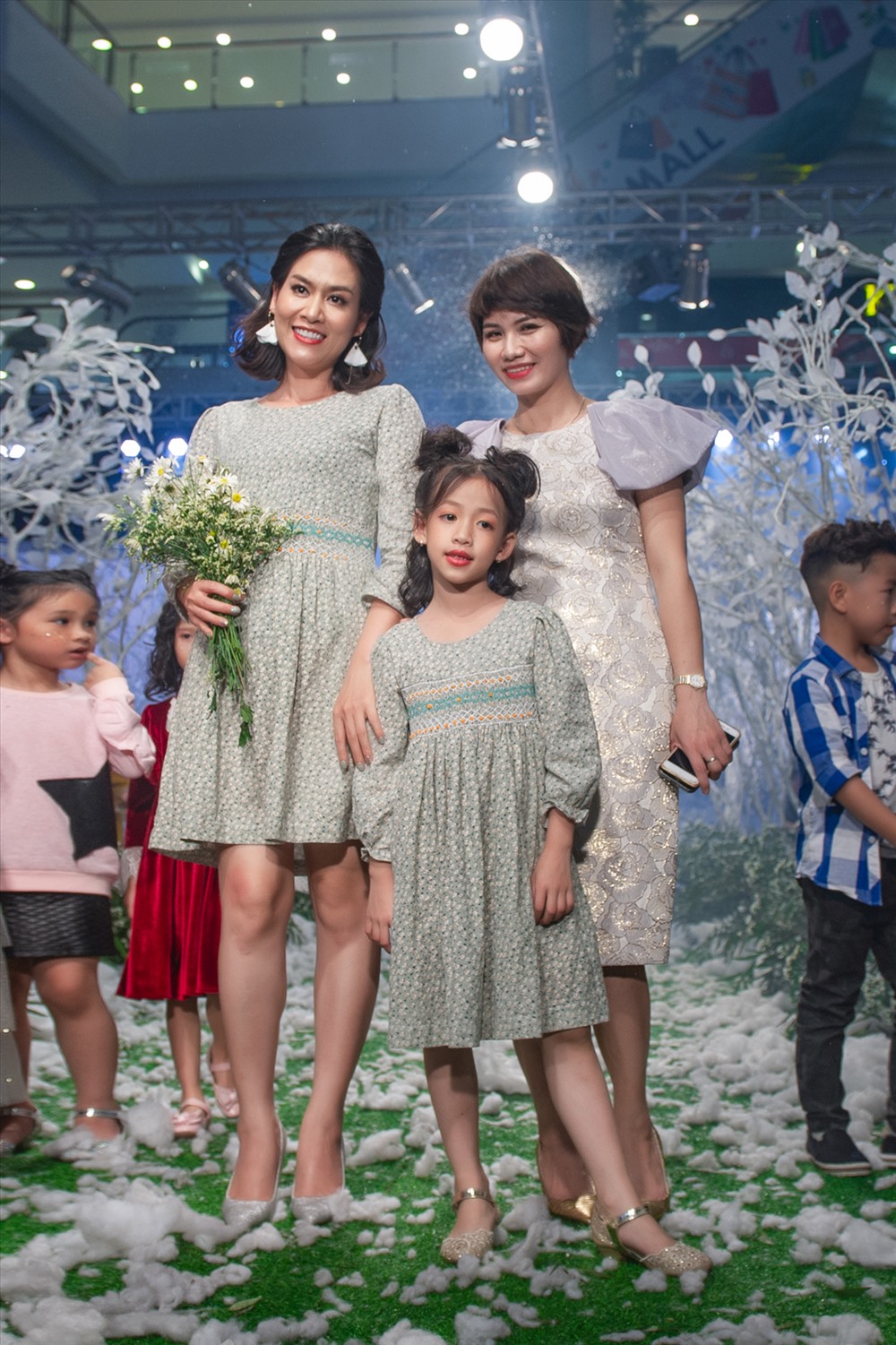 Hai mẹ con diễn viên Hà Hương tươi sáng, ấm áp trong thiết kế đồ đôi.
