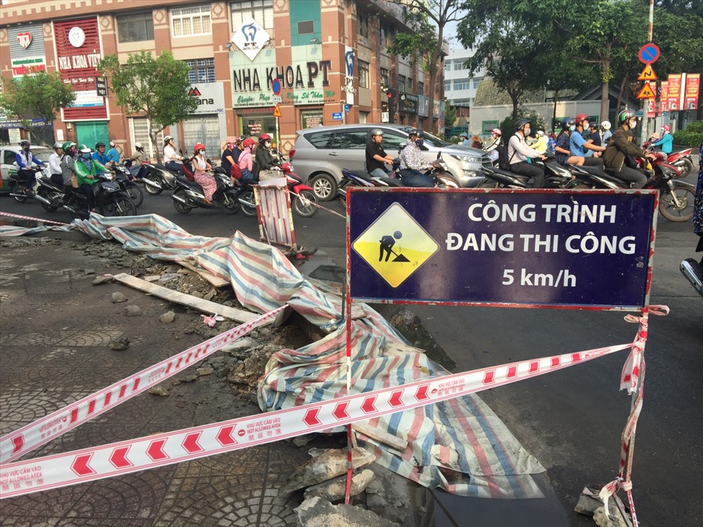 Cuối năm “phòng trào” đào đường, cải tạo mặt đượng và vỉa hè xuất hiện trên nhiều con phố Sài Gòn.
