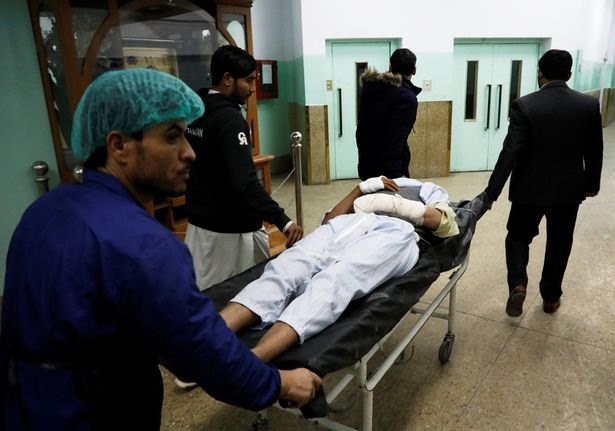 Một người đàn ông Afghanistan được điều trị tại bệnh viện sau vụ tấn công ở Kabul.