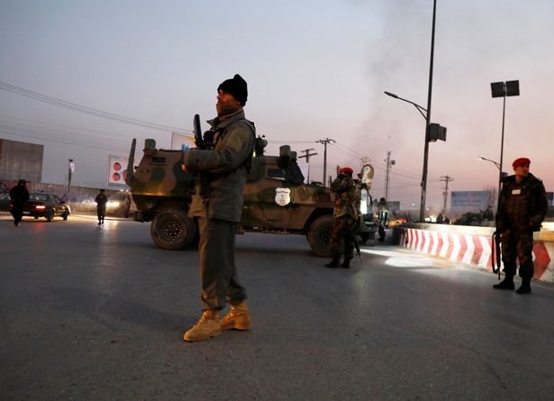 Lực lượng an ninh Afghanistan có mặt tại nơi xảy ra vụ tấn công. Ảnh: Reuters