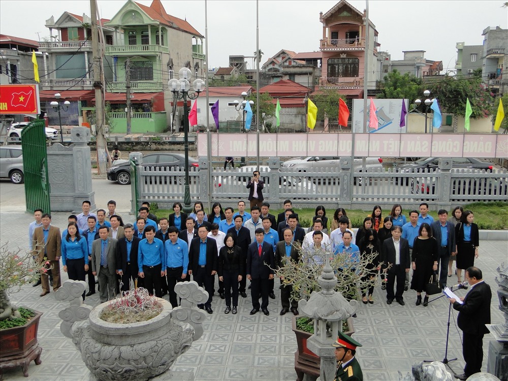 Các đại biểu dâng hương Lãnh tụ Nguyễn Đức Cảnh.