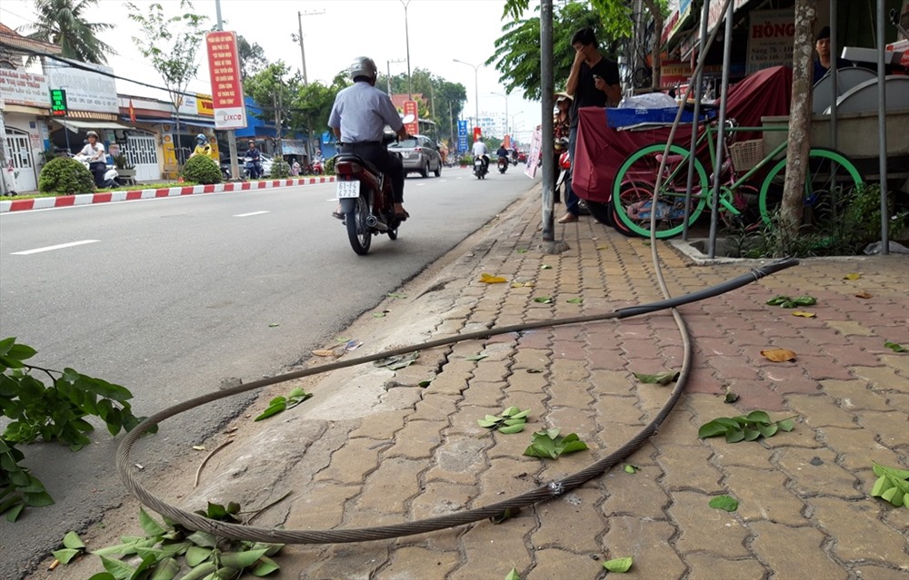 Hàng trăm mét dây điện bị bứt thòng xuống đường, rất may không trúng người dân.