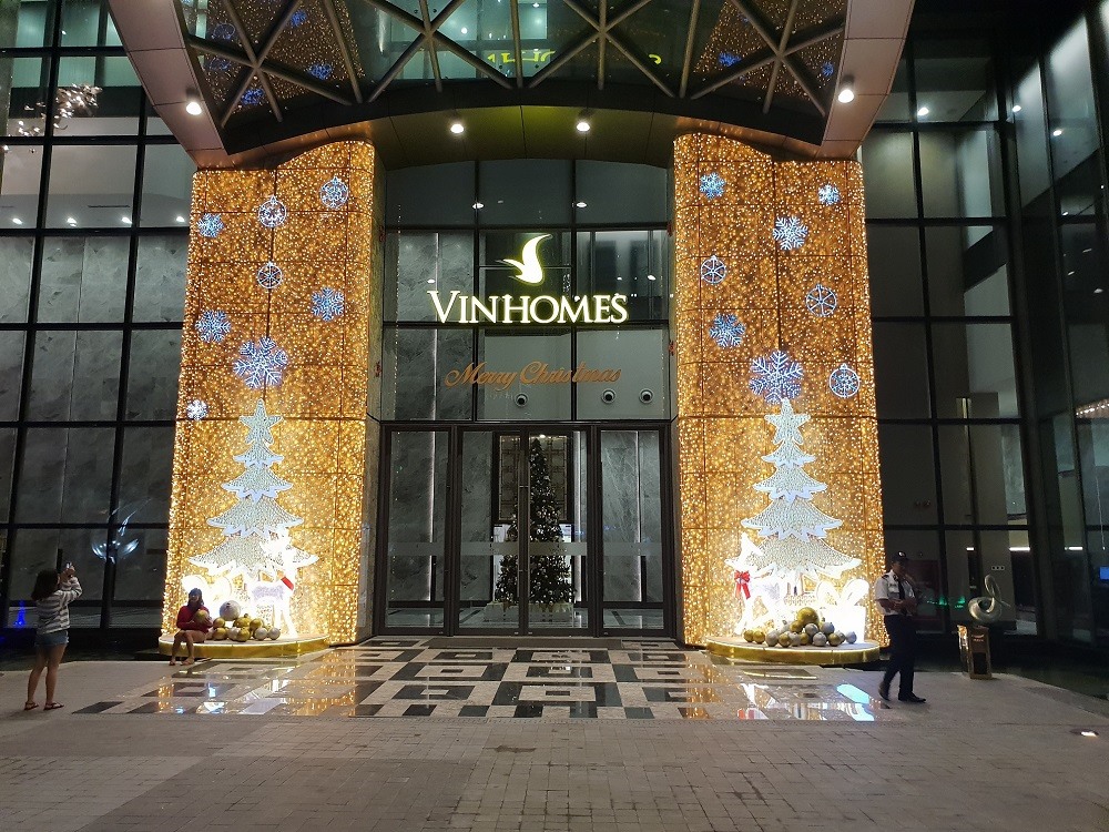 Khu đô thị Vinhomes Central Park và Vinhomes Golden River được Ban quản lý cùng cư dân trang hoàng rực rỡ sắc màu Giáng sinh