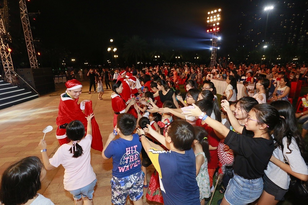 Các em nhỏ tại Vinhomes Central Park được nhận quà từ ông già Noel, công chúa tuyết cùng những lời chúc an lành, hạnh phúc mùa Giáng sinh.