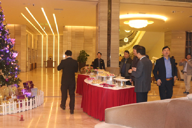 Một số khách sạn đã tổ chức đón giáng sinh sớm với bữa tiệc bánh ngọt.