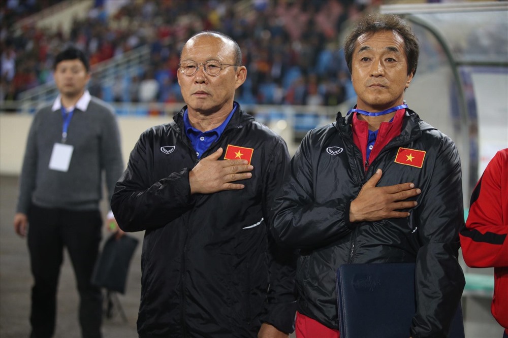 Trong giây phút quốc ca đội tuyển Việt Nam vang lên trên sân vận động Mỹ Đình, thầy Park và trợ lý  Lee đặt tay lên ngực, đưa mắt nhìn quốc kỳ Việt Nam. Khoảnh khắc này khiến nhiều người xúc động.