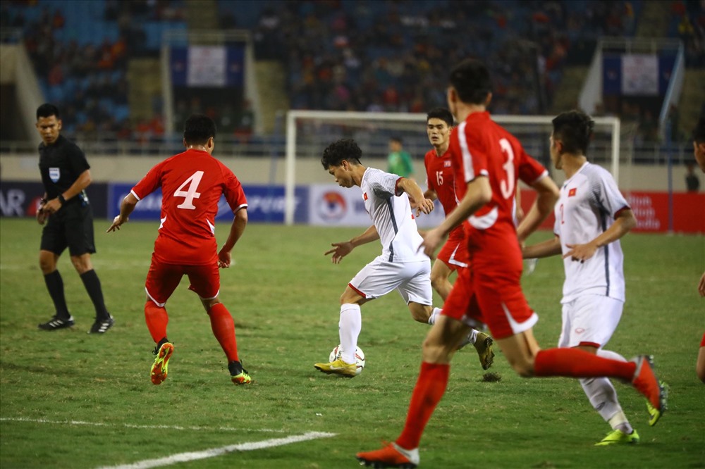 Công Phượng có đường chọc khe tinh tế để Tiến Linh băng xuống phá bẫy việt vị trước khi dứt điểm gọn gàng hạ Ri Myong Guk, mở tỉ số 1-0 cho đội tuyển Việt Nam.