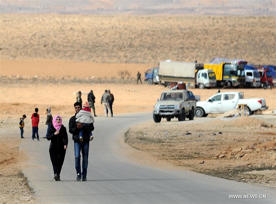 Người tị nạn Syria trở về từ Lebanon tại biên giới Zamarani qua phía bắc Damascus, Syria, vào ngày 24 tháng 12 năm 2018. Hơn 1.000 người tị nạn Syria đã trở về quê hương của họ từ các khu vực khác nhau ở Lebanon bao gồm Tripoli, Aarsal, Tyre và Nabatieh. 