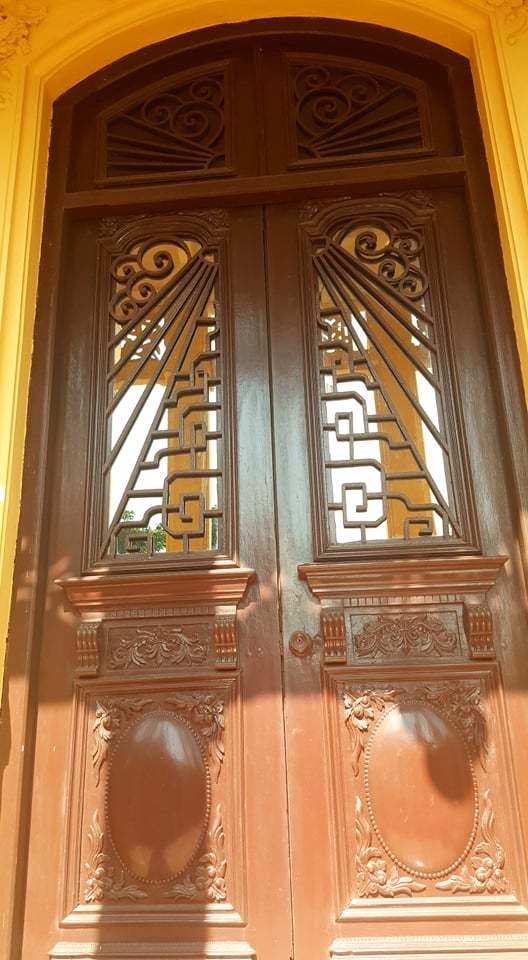 Cánh cửa bằng gỗ lim nguyên khối, chạm trổ hoa văn nổi, có chiều cao hơn 2 mét.