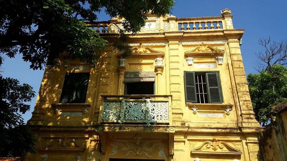  Gờ tường mang đậm phong cách châu Âu với các hoa văn uốn lượn tinh xảo cầu kỳ. Riêng hoa văn trên ban công có chữ “Thọ” - một nét văn hóa của người Á Đông. Tường nhà được sơn màu vàng - đặc trưng kiến trúc Pháp thời kỳ này.