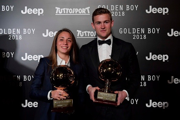 De Ligt (phải) vừa giành giải “Golden Boy” dành cho cầu thủ trẻ thi đấu ấn tượng nhất trong năm 2018 (Ảnh: Getty)