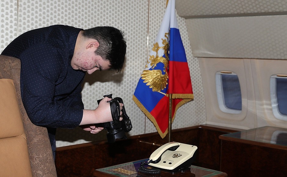 Arslan còn nhận được một món quà là một chiếc máy quay từ Tổng thống Nga Vladimir Putin. Ảnh: Krmelin