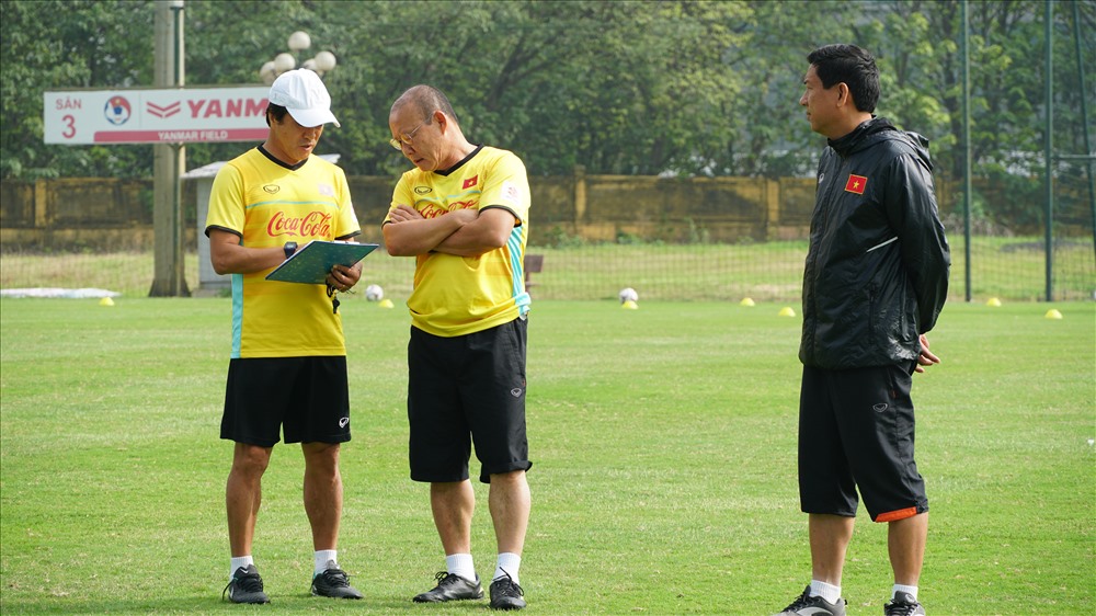 Trước buổi tập, thầy Park cùng trợ lý Lee Young-jin trao đổi về phương pháp tập luyện cho các cầu thủ.