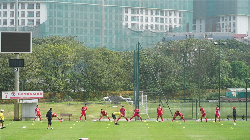 Ở phía bên kia sân, Quang Hải, Văn Toàn và những cầu thủ không được ra sân ở trận đấu tối qua vẫn phải tập luyện. Các bài tập xoay quanh việc khống chế và di chuyển với bóng.