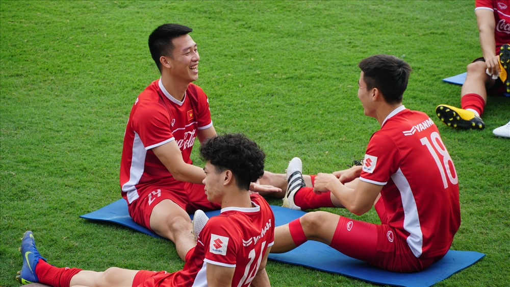 Trong thời gian nghỉ, Huy Hùng đã bày trò chơi đập tay với Duy Mạnh. Cả hai cùng phá lên cười thích thú, khiến những cầu thủ xung quanh đều chú ý.
